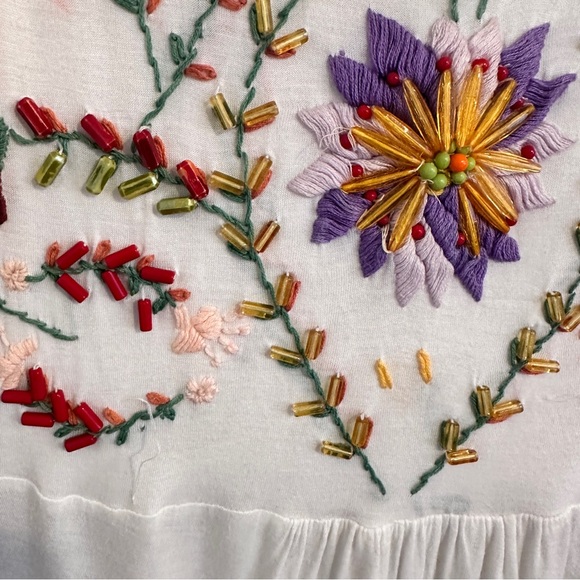 Embroidered white top. - Picture 4 of 8